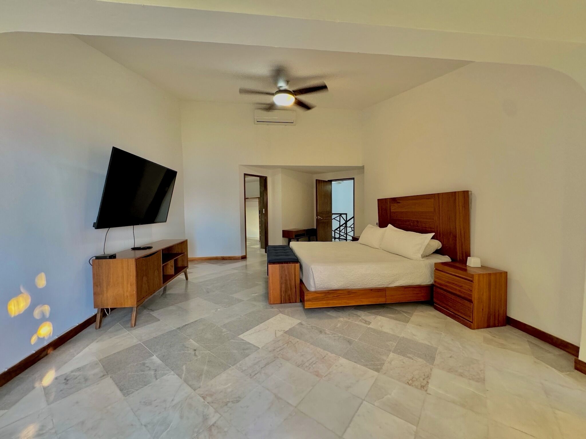 5 bedrooms, iron/ironing board, WiFi, bed sheets