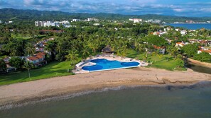 Outdoor pool - Deluxe Beachfront Villa (La cruz de Huanacaxtle)