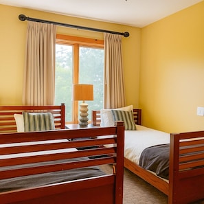 4 bedrooms, desk, iron/ironing board, free WiFi