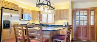 Jay Peak 4BR/3.5BA Ski-in/out Townhome