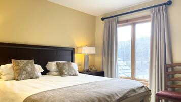 4 makuuhuonetta, työpöytä, silitysrauta/-lauta, vauvan matkasänky