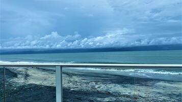 Plage, chaises longues