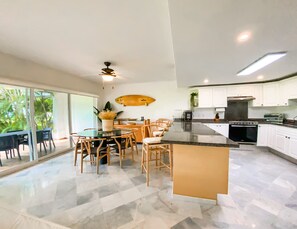 Fridge, microwave, oven, coffee/tea maker