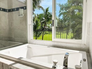 Douche, sèche-cheveux, serviettes fournies, shampoing