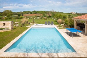 Una piscina al aire libre, una piscina climatizada
