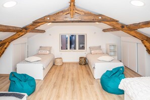 9 habitaciones, tabla de planchar con plancha y cuna de viaje