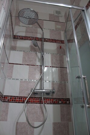Douche, sèche-cheveux, serviettes fournies, papier toilette
