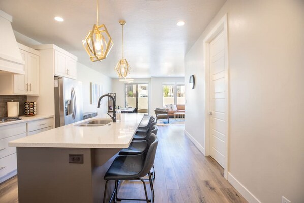 Jääkaappi, mikroaaltouuni, uuni, liesi