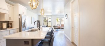 Rooftop Hot Tub & Heated Pool