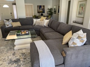 Smart-tv, een open haard en een tafeltennistafel