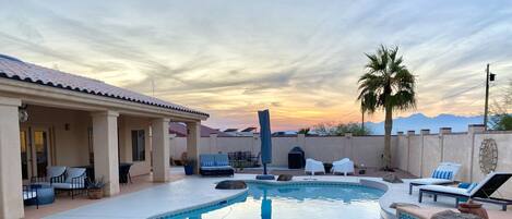 Una piscina al aire libre