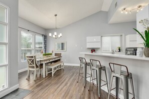 Dining - Water Well Wonder|Near Apple & Domain|Pet Friendly (Austin)