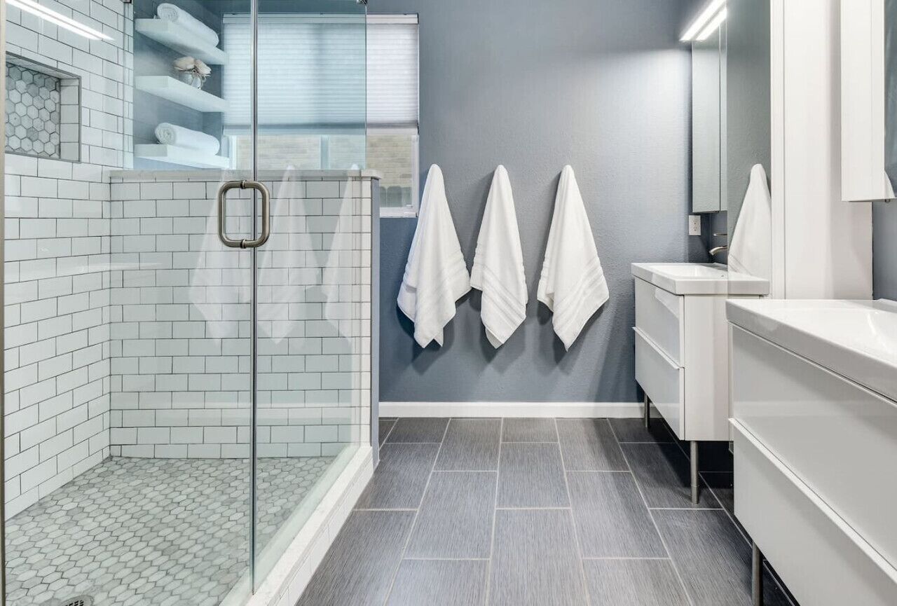 Combined shower/tub, hair dryer, towels