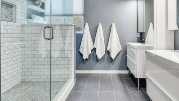 Combined shower/tub, hair dryer, towels