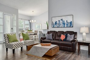 Smart TV, fireplace, books - Water Well Wonder|Near Apple & Domain|Pet Friendly (Austin)