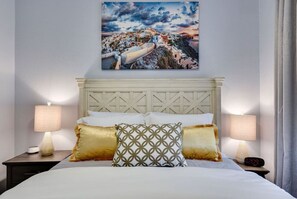 3 slaapkamers, een bureau, een strijkplank/strijkijzer, reisbedje