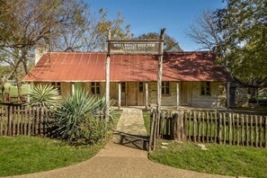 Exterior - Water Well Wonder|Near Apple & Domain|Pet Friendly (Austin)