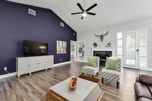 スマートテレビ、暖炉、書庫