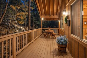 Outdoor dining - Rustic Luxury Awaits: Your Dream Cabin Escape in Munds Park! (Munds Park)