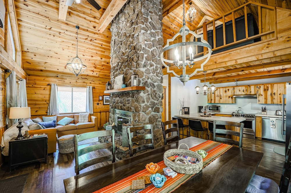 Cozy cabin in the woods with gorgeous mountain views of Sedona!