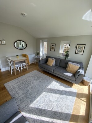 Appartement Supérieur, salle de bains attenante, vue cour intérieure (Annexe) | Bar lounge