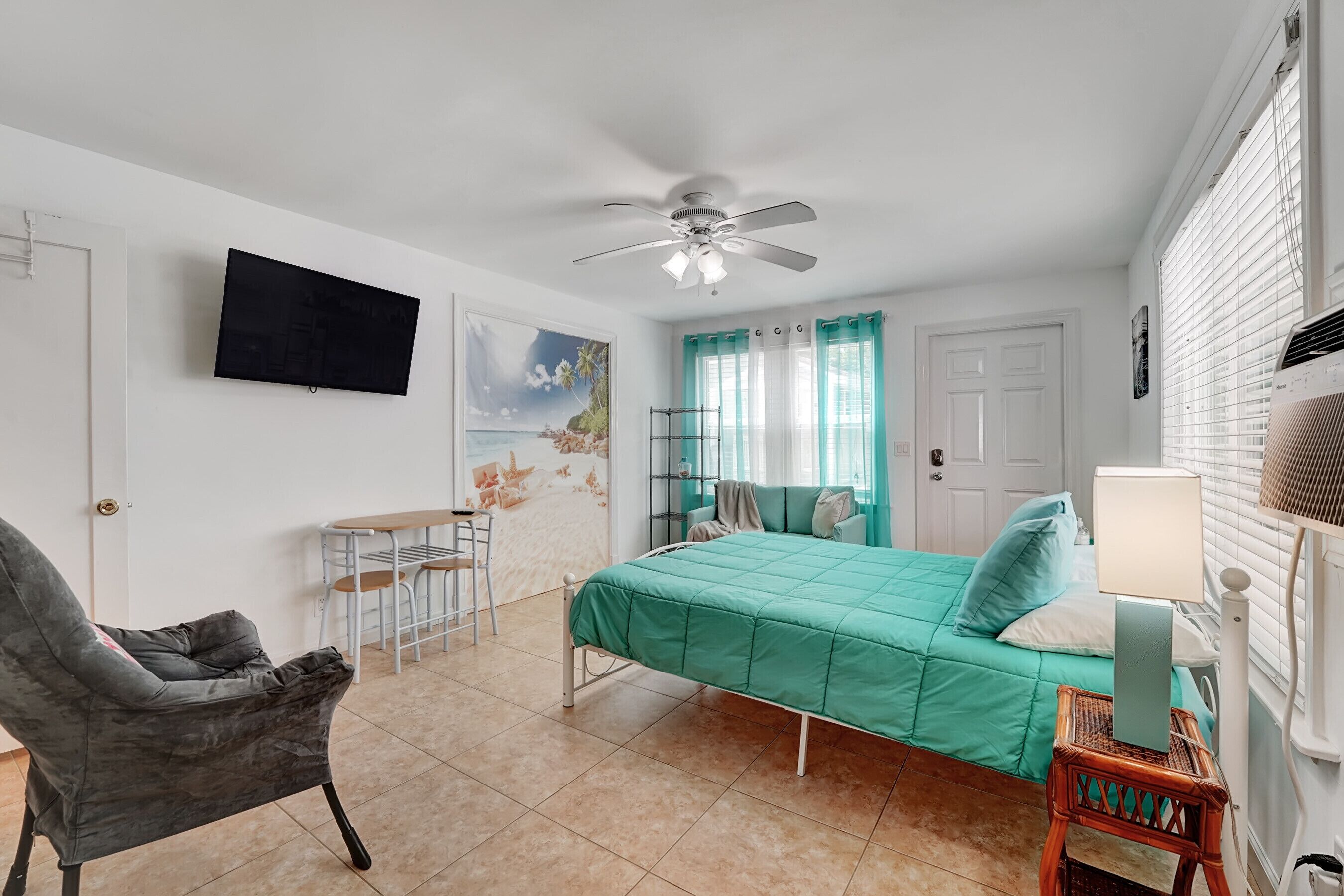 Rare Beach Gem/ Only 3min walking distance to the beach/sleeps 2