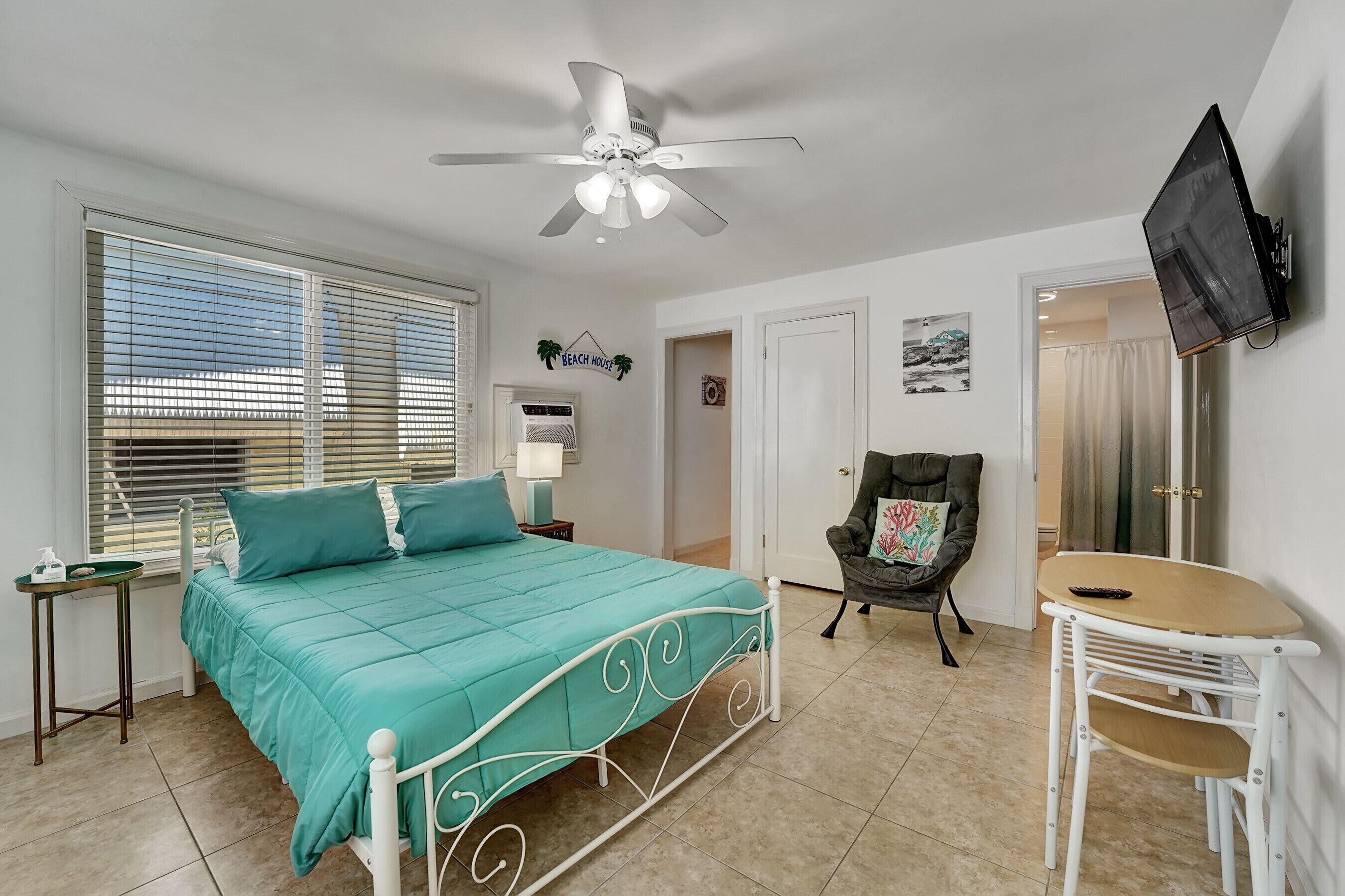 Rare Beach Gem/ Only 3min walking distance to the beach/sleeps 2