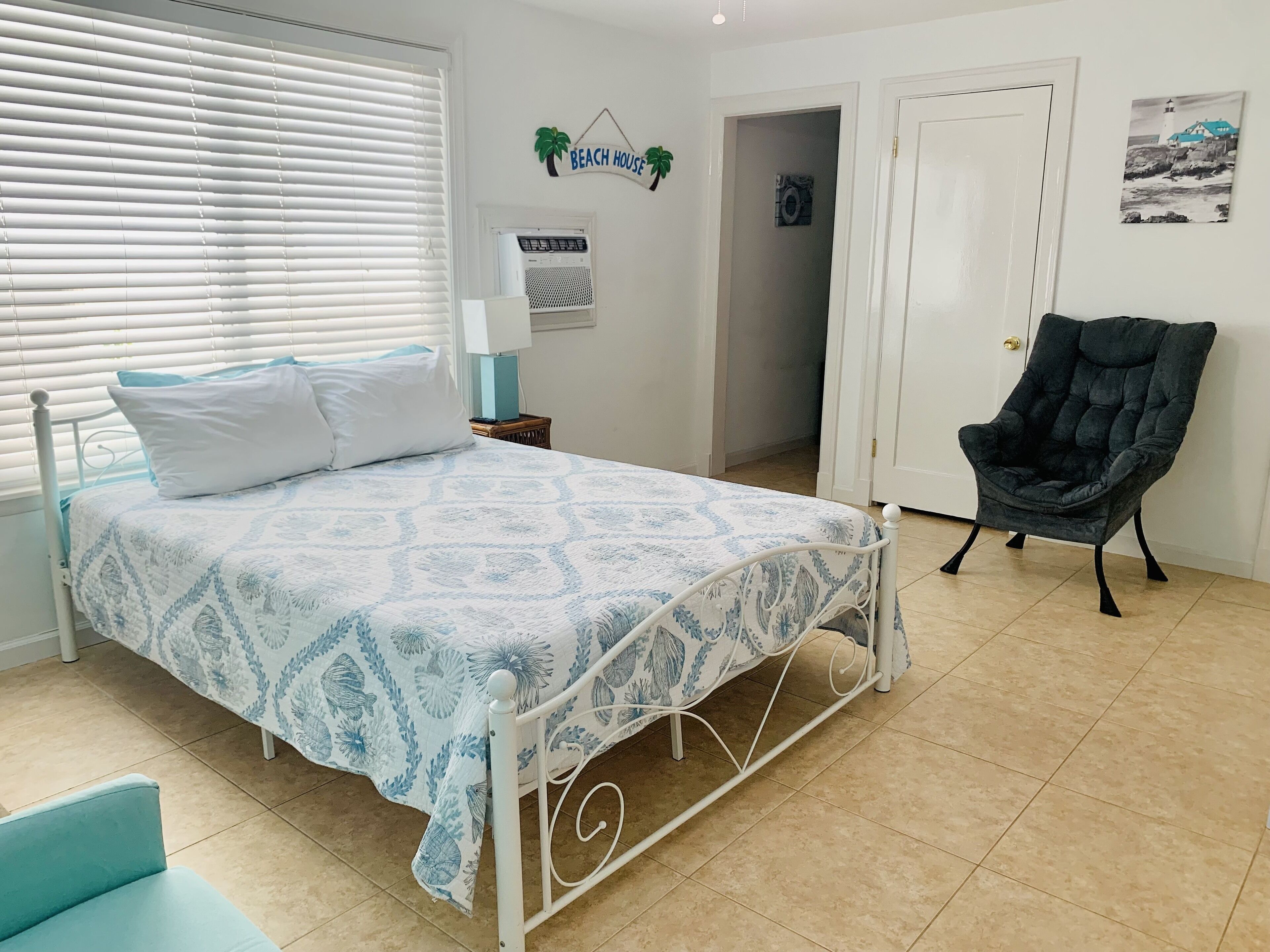 Rare Beach Gem/ Only 3min walking distance to the beach/sleeps 2