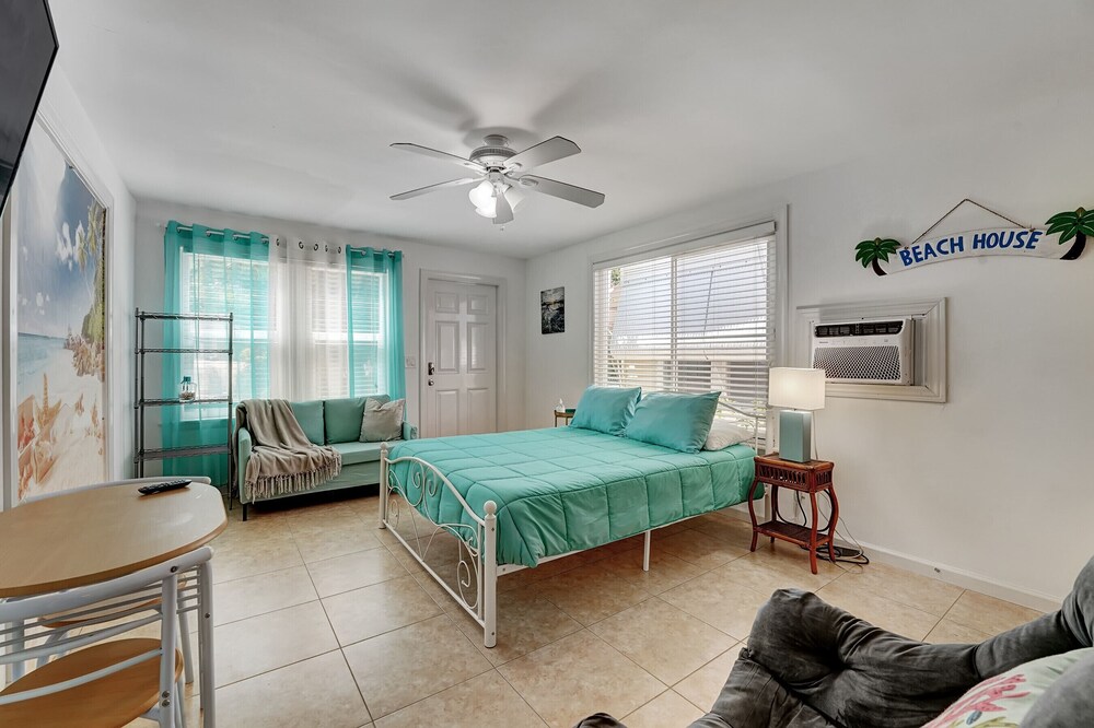 Rare Beach Gem/ Only 3min walking distance to the beach/sleeps 2