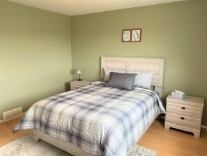 2 bedrooms, iron/ironing board, free WiFi, bed sheets - Spacious Duplex (Camrose)