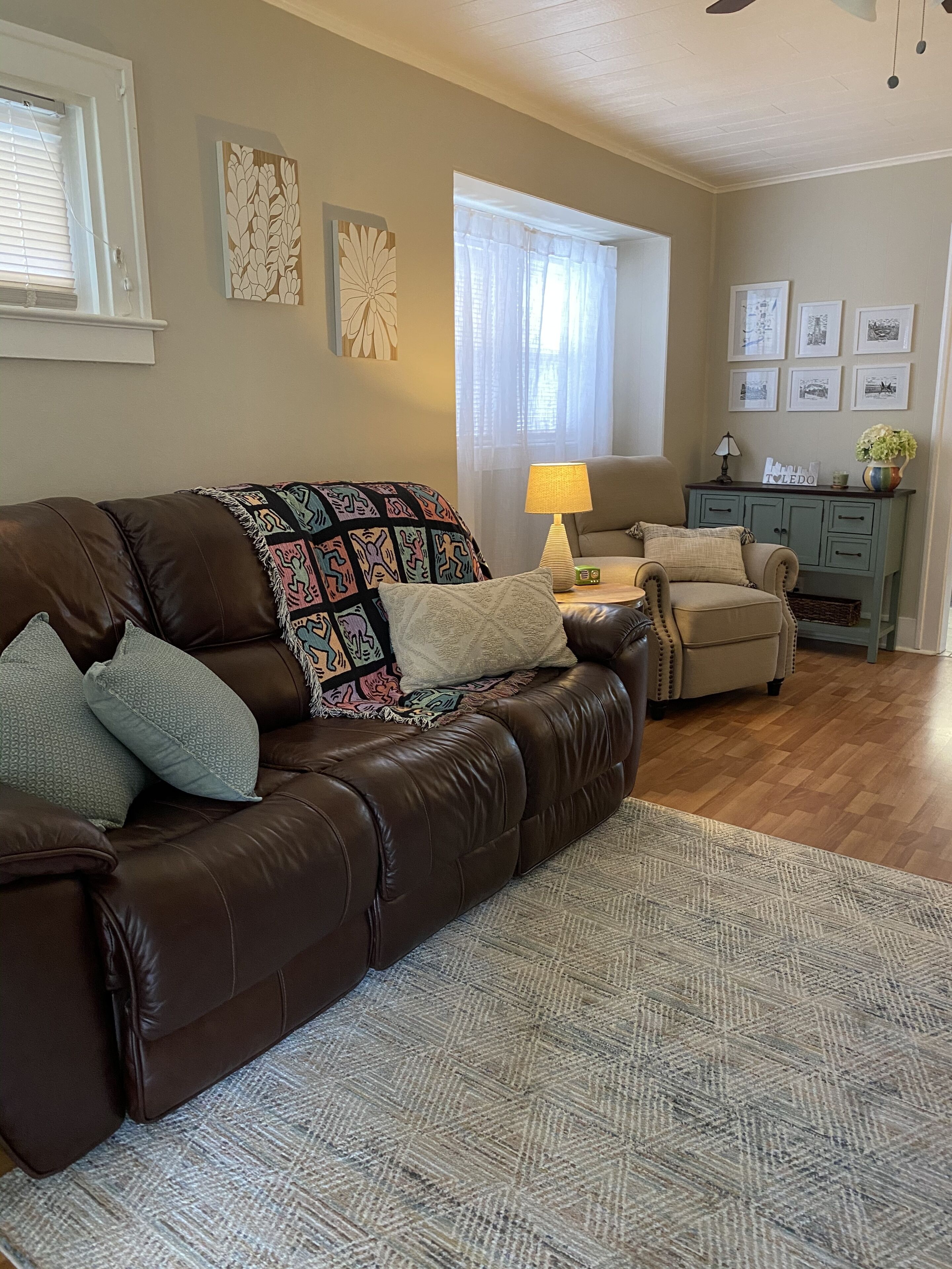 ~Bee1 Bungalow~ <br>Cozy, Clean & Close to everything! 