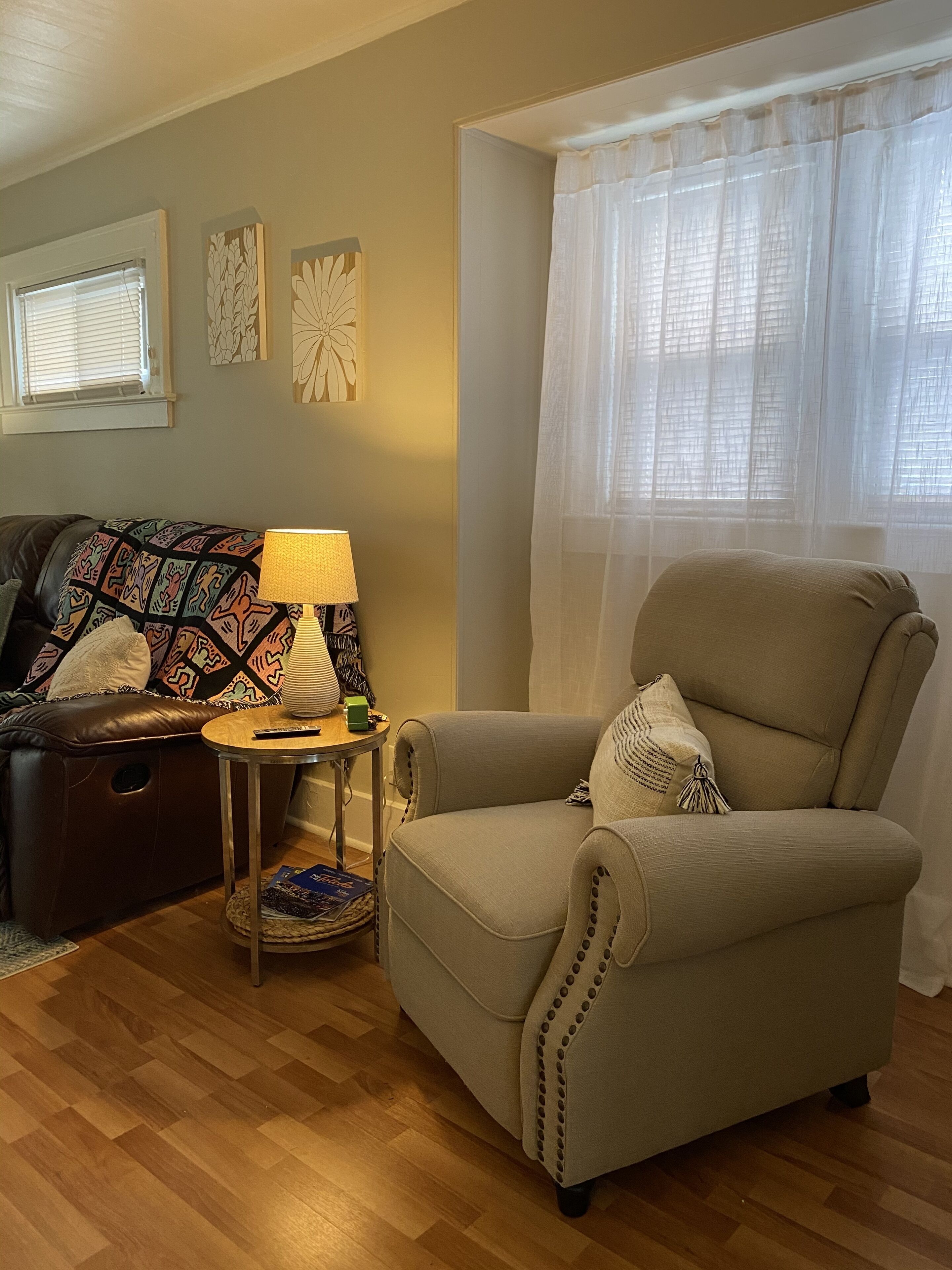 ~Bee1 Bungalow~ <br>Cozy, Clean & Close to everything! 