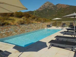 Una piscina al aire libre, una piscina climatizada