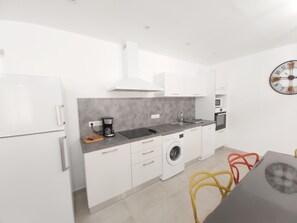 Refrigerador, microondas, horno, placa de cocina