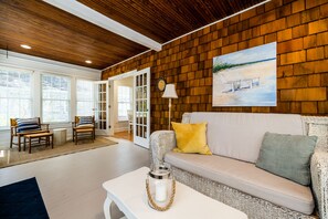 Televisión y chimenea 