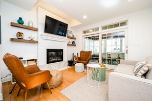 Televisión y chimenea 