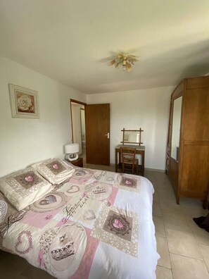 2 bedrooms, desk, iron/ironing board, free WiFi