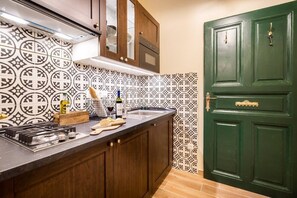 Kylskåp, mikrovågsugn, kaffe- och tebryggare och vattenkokare