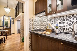 Réfrigérateur, micro-ondes, cafetière/bouilloire, bouilloire électrique