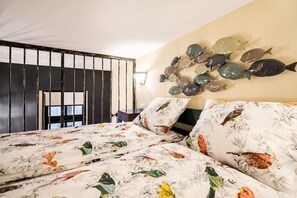 1 bedroom, desk, free WiFi, bed sheets - Unique & Stylish - Home of Traveler in City Center (Budapest)