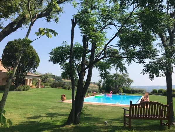 Una piscina al aire libre