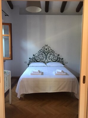 5 chambres, fer et planche à repasser, Wi-Fi gratuit, draps fournis