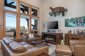 Smart-TV, Kamin, Bücher