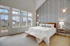 4 bedrooms, iron/ironing board, internet, bed sheets