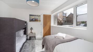 5 bedrooms, iron/ironing board, internet, bed sheets