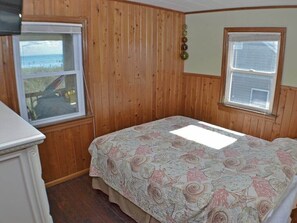 3 bedrooms, free WiFi, bed sheets - Charming Oceanfront retreat (Kill Devil Hills)