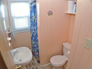 Shower, towels - Charming Oceanfront retreat (Kill Devil Hills)