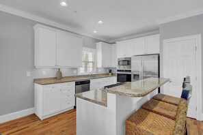 Fridge, microwave, oven, stovetop - 6 10th Avenue by AvantStay | Steps to the Beach | Pool | 2691 sqft (Isle Of Palms)