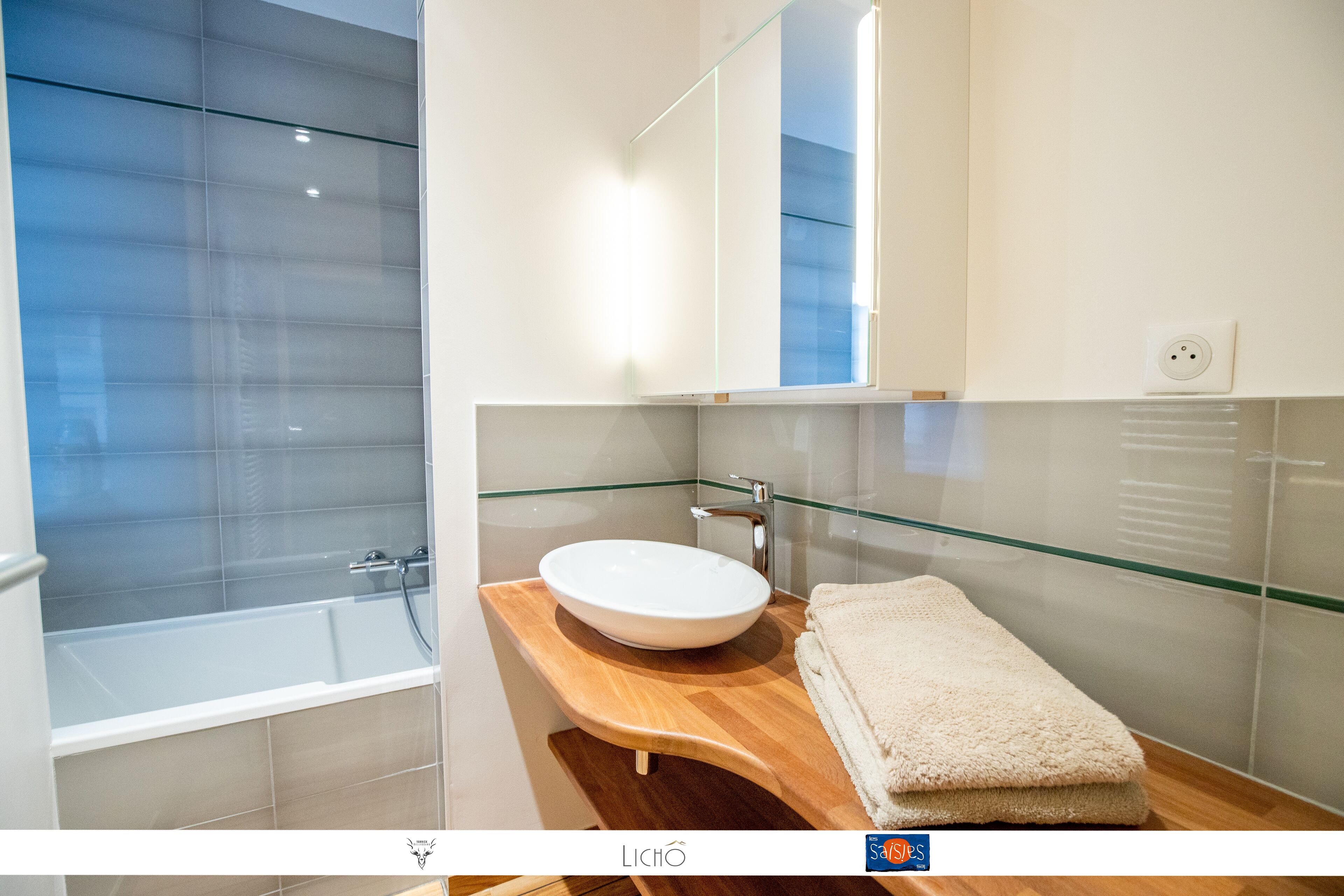 Duschwanne, Haartrockner, Handtücher, Seife