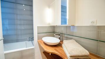 Duschwanne, Haartrockner, Handtücher, Seife